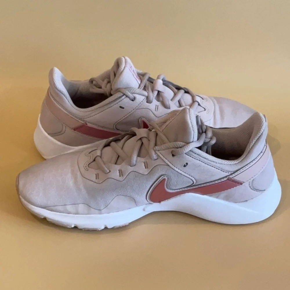 Nike Legend Essential 2 Platinum Violet/Desert Berry - Picture 2 of 9